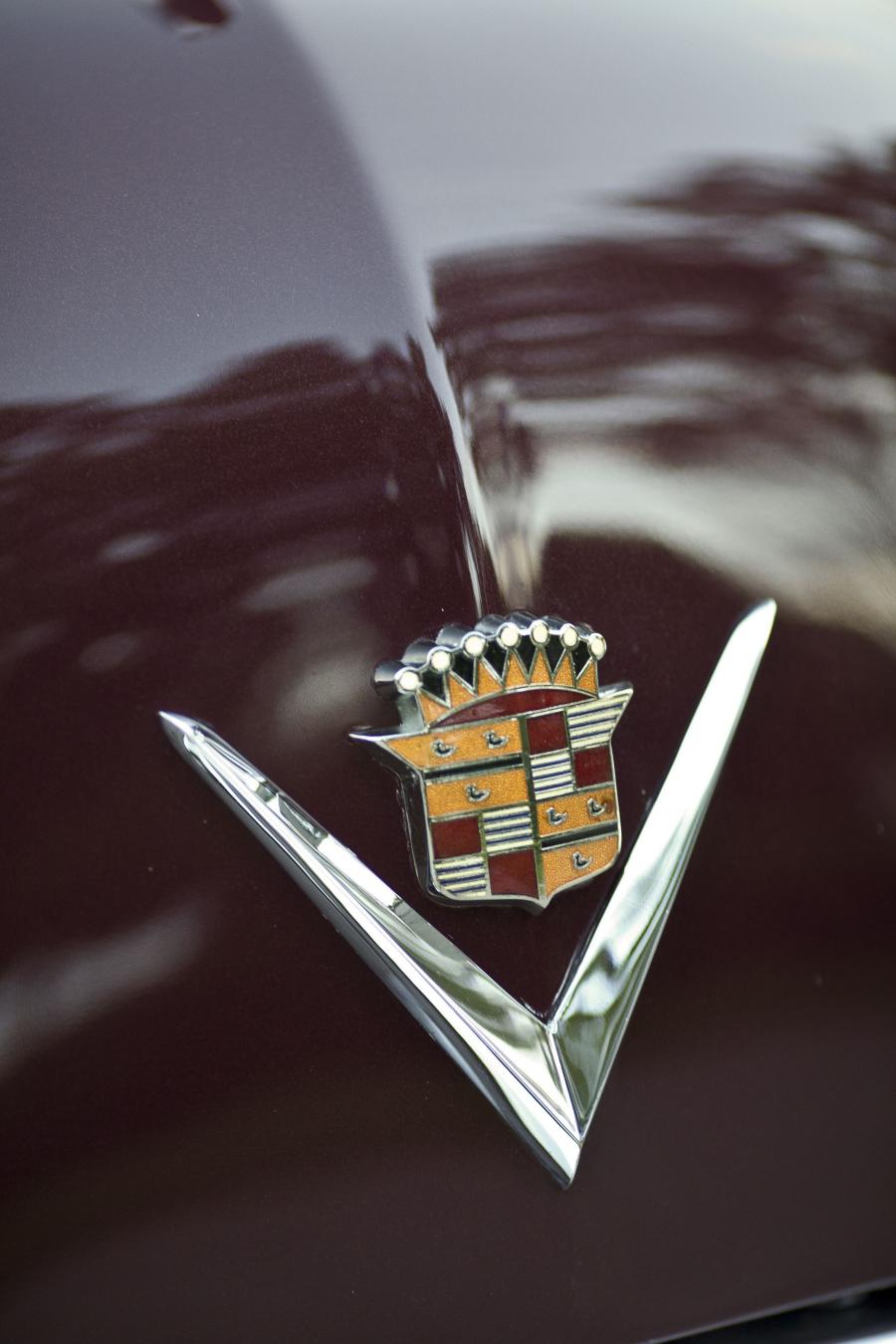 Логотип Cadillac Series 60 Fleetwood Special 1949 года  (фото 15 из 26)